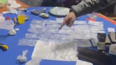 Taksim'de kıraathaneye kumar operasyonu; uyuşturucu paketlerken yakalandılar