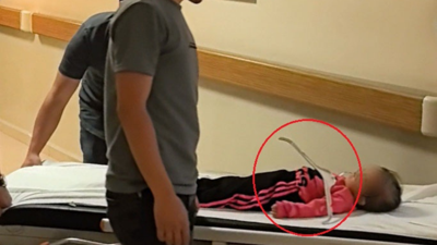 2 yaşındaki Meryem’in oynadığı askı çenesine saplandı