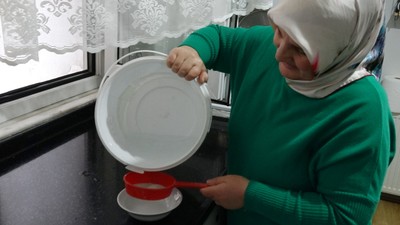 30 yıldır nisan yağmurunu şifa niyetine içiyor