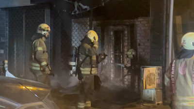 Bayrampaşa’da doğal gaz kutusunda çıkan yangın iş yerine sıçradı