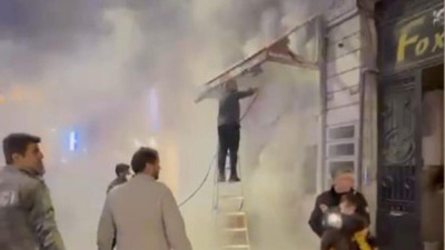 Beyoğlu'nda büfede çıkan yangın söndürüldü; mahsur kalan çocuk kurtarıldı