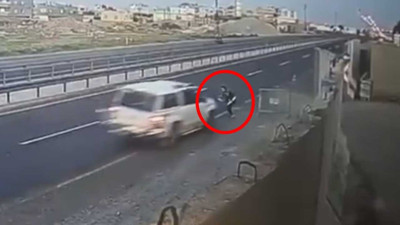 'Dur' ihtarına uymayan sürücü, yola kapan atan polise otomobiliyle çarpıp yaraladı