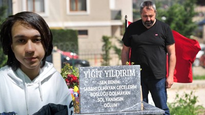 Ölen oğlunun mezarını 19 aydır her gün aynı saatte ziyaret edip, günlük rutinlerini anlatıyor