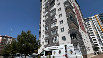 Cam silerken 4'üncü kattan düşen kadın, ağır yaralandı