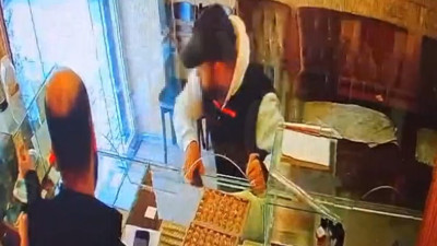 Sultanbeyli'de kuyumcudan 570 bin lira değerinde altın çaldı; hırsızlık kamerada