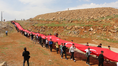 105 çocuk, Cudi Dağı’nda 105 metrelik Türk bayrağıyla yürüdü