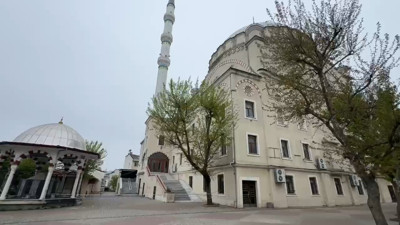 Arnavutköy’de depremin ardından minaresi hasar gören camii mühürlendi