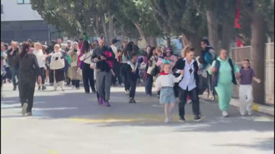 Avcılar'da öğrenciler okuldaki 23 Nisan gösterilerinde depreme yakalandılar: Panik anları kamerada