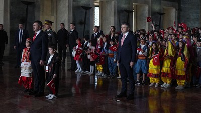 Bakan Tekin çocuklarla birlikte Anıtkabir'i ziyaret etti