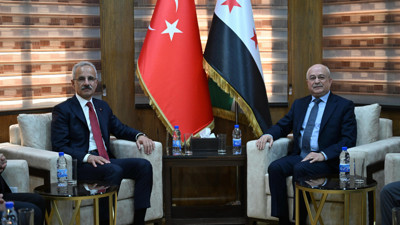 Bakan Uraloğlu, Suriye Ulaştırma Bakanı Bedir ile bir araya geldi