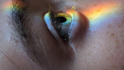 Bilim insanları, doğal yollarla algılanamayan yeni bir renk keşfetti