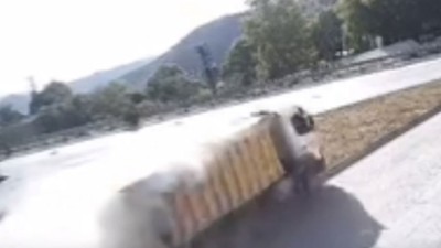 Hatay'da freni arızalanan kamyon şelale bölgesine düştü: 1 ölü, 1 yaralı... Dehşet anları kamerada