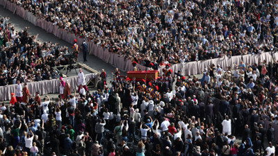 Papa Franciscus'un naaşı Aziz Petrus Bazilikası'nda... On binler, naaşı görmek için Vatikan'a akın etti