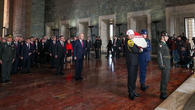 TBMM Başkanı Kurtulmuş başkanlığındaki devlet erkanı Anıtkabir'i ziyaret etti