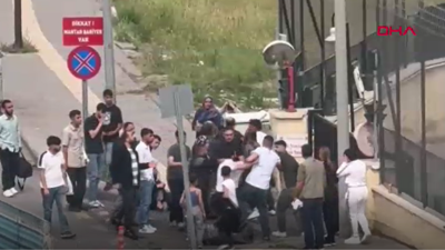 2 ailenin tekmeli yumruklu kavgası kamerada