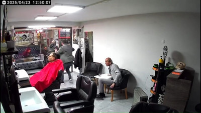 Deprem sırasında tıraş ettiği müşterisini koltukta bırakıp, dışarı kaçtı: O anlar kamerada