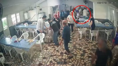 Depreme yemekhanede yakalandılar; bir işçi bayılırken bir kişi yemek yemeye devam etti