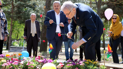 Kartalkaya'daki otel yangınında ölen çocuklar mezarları başında anıldı