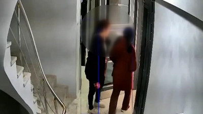 Sultangazi'de deprem sırasında panikle sokağa çıktılar; hırsızlar evlerine girmeye çalıştı