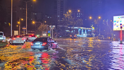 Adana'da sağanak; cadde ve sokaklar suyla doldu