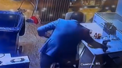 İstanbul'daki 6.2 büyüklüğündeki depremde çayını alıp dışarı çıktı: O anlar güvenlik kamerasına yansıdı