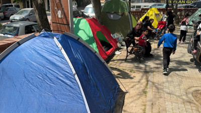 Avcılar'da evlerine girmekten çekinenler çadırlarda kalmaya devam ediyor