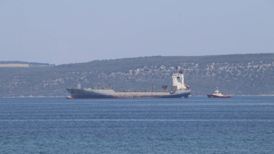 Çanakkale Boğazı'ndaki arızalı gemi, römorkör tarafından çekildi