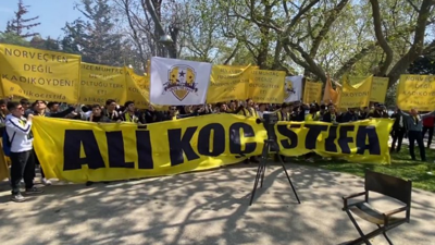Fenerbahçeli bir grup taraftar Kalamış'ta toplanarak Başkan Ali Koç ve yönetimini istifaya davet etti