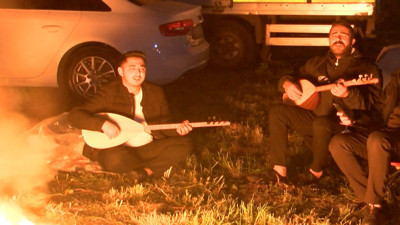 İstanbul'da depremin ardından 3'üncü gece; ateş başında bağlama çalıp türkü söylediler