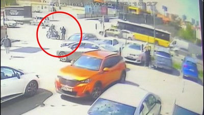 Ataşehir'de motosiklet yayaya çarptı; o anlar kamerada