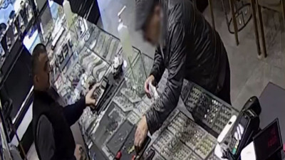 Kuyumculara sahte altın satan 2 şüpheliye suçüstü; o anlar kamerada