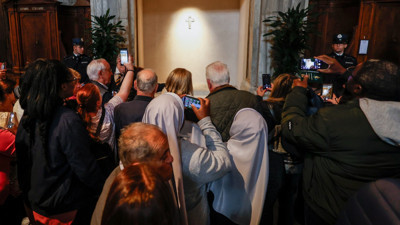 Papa Franciscus'un kabri ziyaretçi akınına uğradı