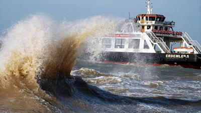 Marmara Denizi'ndeki fırtına nedeniyle deniz ulaşımında aksamalar yaşanıyor