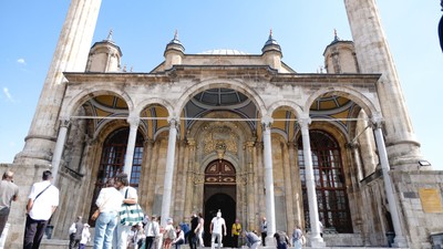Pencereleri kapısından büyük Aziziye Camii’ne turist ilgisi