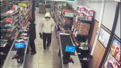 Bağcılar'da market çalışanını bıçakla tehdit edip 80 bin lira gasbetti