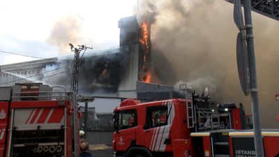 Sancaktepe'de iş merkezindeki yangın kontrol altına alındı