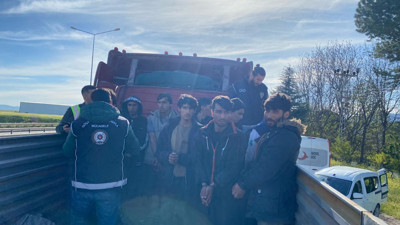 TIR'ın dorsesinde 10 kaçak göçmen yakalandı: 2 gözaltı