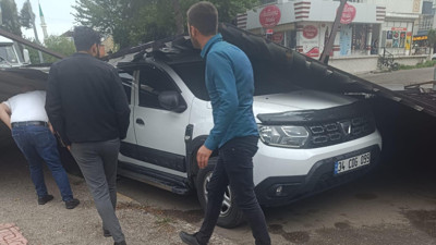 Diyarbakır ve Batman’da fırtına; çatı ve ağaçlar, araçların üzerine devrildi