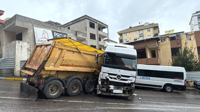 Pendik'te yokuştan inerken kontrolden çıkan kamyon park halindeki 2 araca çarptı
