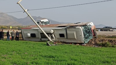 Van'da yolcu otobüsü devrildi: 28 yaralı