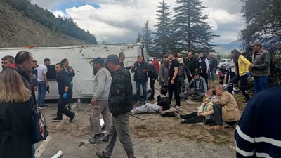 Isparta'da yolcu midibüsü devrildi: 16 yaralı