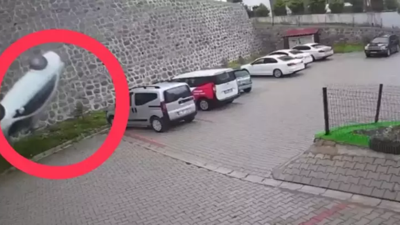 Ordu'da istinat duvarından site bahçesine düşen otomobilin sürücüsü öldü; kaza kamerada