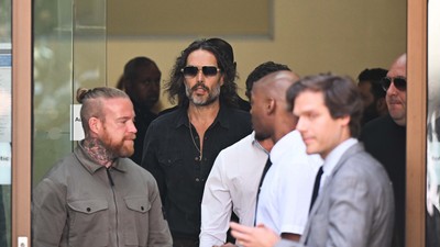 Oyuncu Russell Brand, tecavüz ve saldırı suçlamalarıyla hakim karşısında