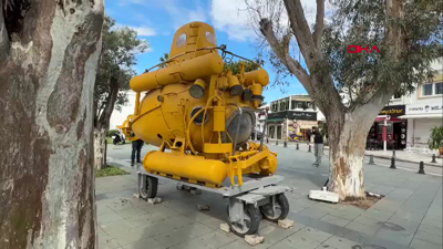 Türkiye'nin ilk cep denizaltısı Bodrum'da meydanda sergilenmeye başladı
