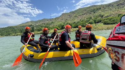 Garzan Çayı'nda ilk rafting; Batman Valisi de kürek çekti