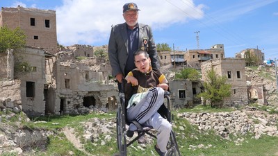 Kıbrıs gazisi 35 yıldır yatalak oğlu için, terk edilmiş mahalleyi bekliyor: Oğluma köy hayatı iyi geliyor