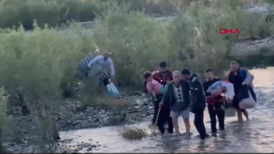 Batman Çayında mahsur kalan 25 kişi kepçeyle kurtarıldı