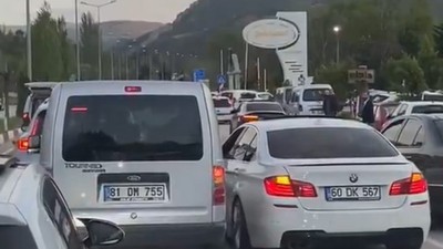 Düğün konvoyunda tehlikeli inatlaşma