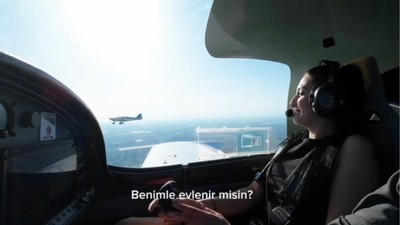 Gökyüzünde telsizle evlilik teklifi; 'Diz çökmemek için yaptın bunu değil mi?'
