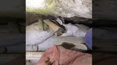 Pençe-Kilit bölgesinde tespit edilen mağarada silah ve mühimmat ele geçirildi